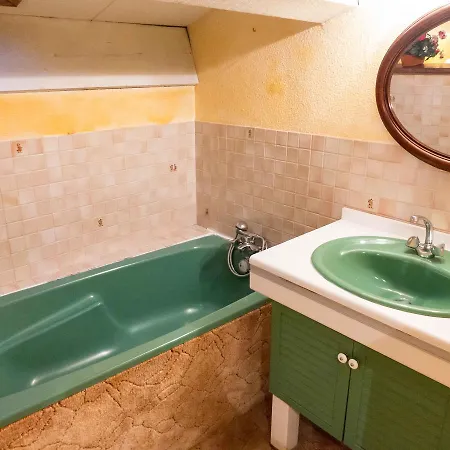Spacious In With Swimming Pool *