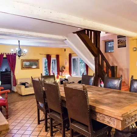 Spacious In With Swimming Pool